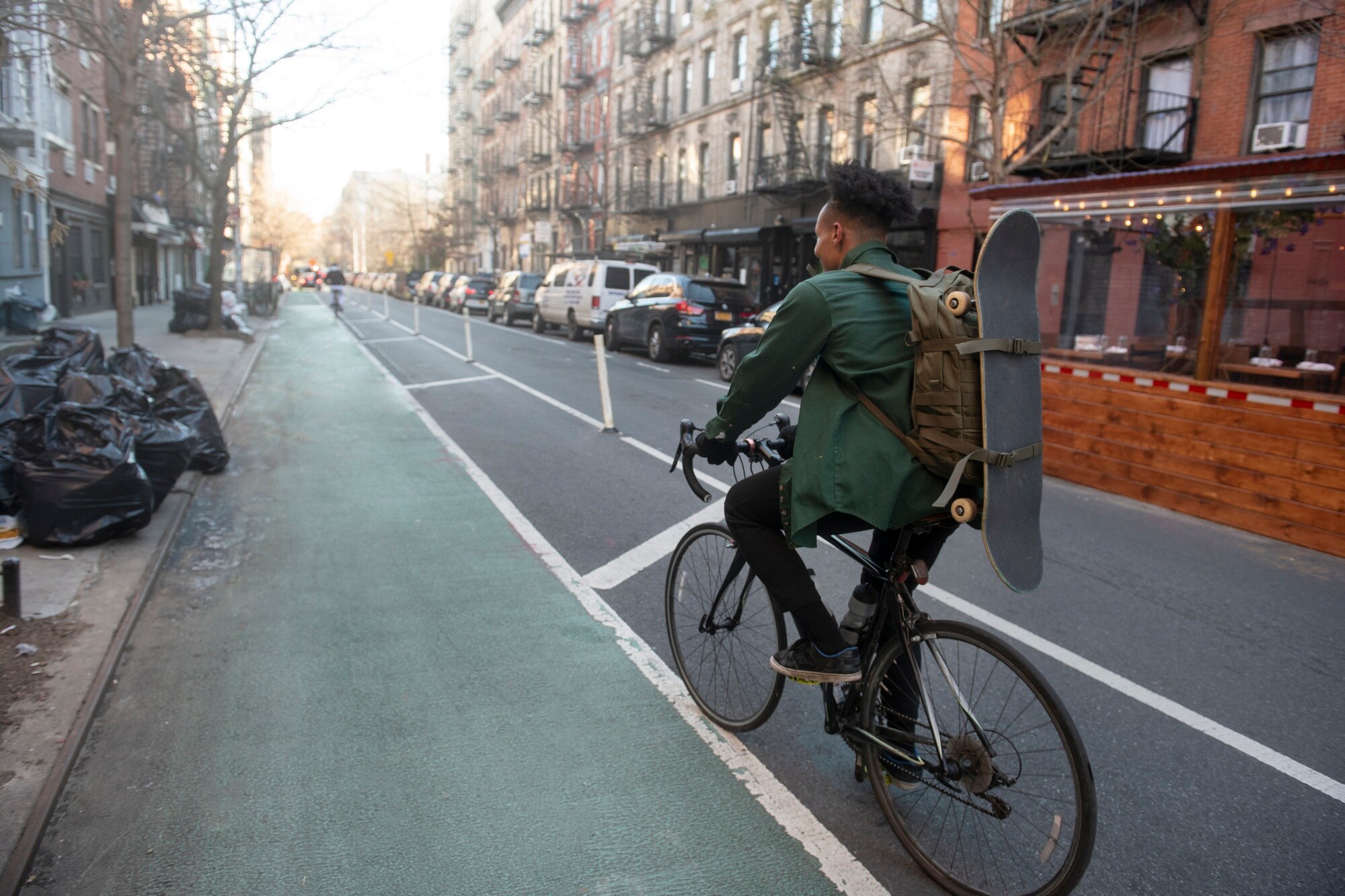 Ciclistas recorriendo una avenida urbana cerrada al tráfico