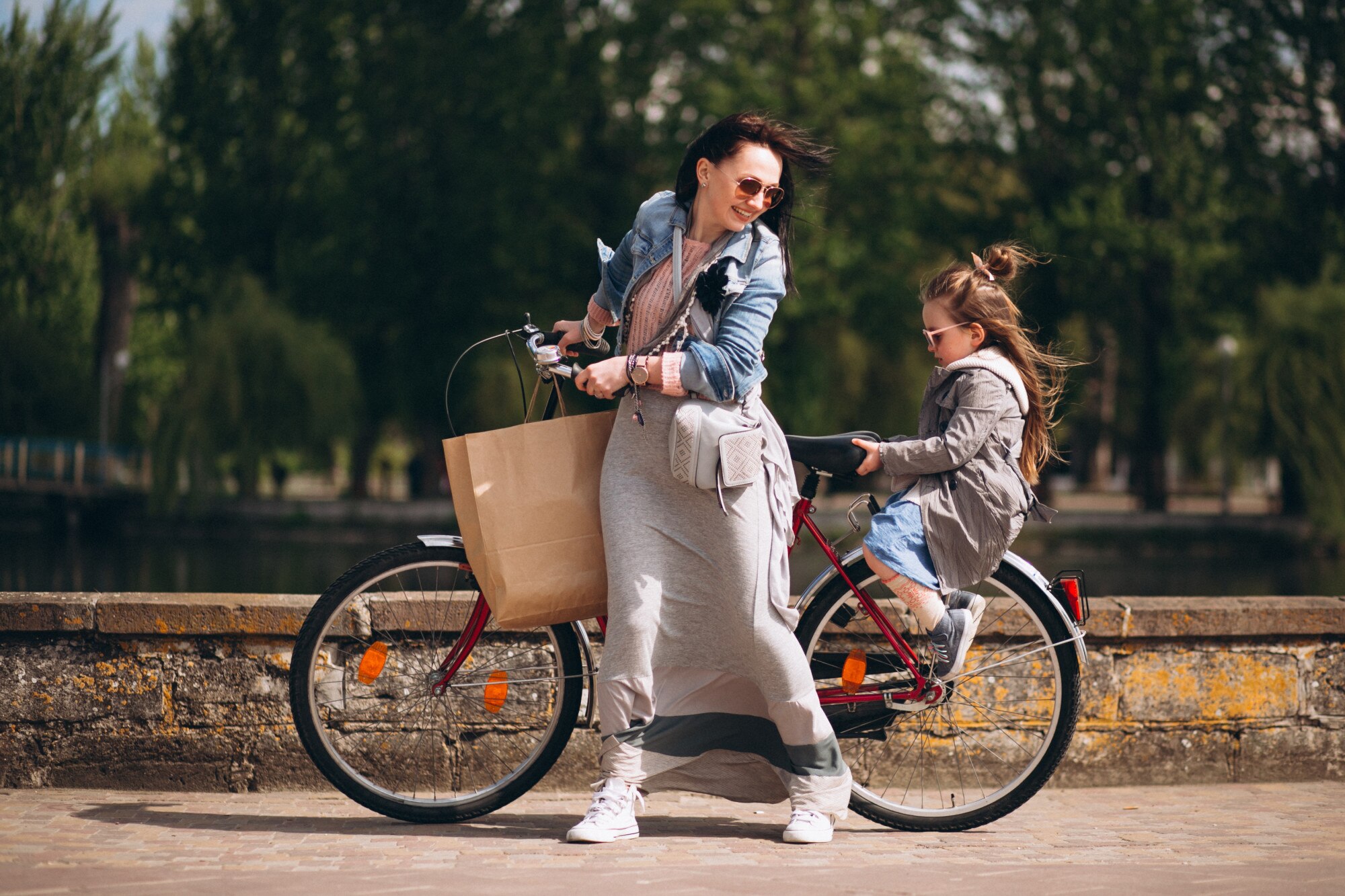 Familia caminando y en bicicleta por una vía urbana
