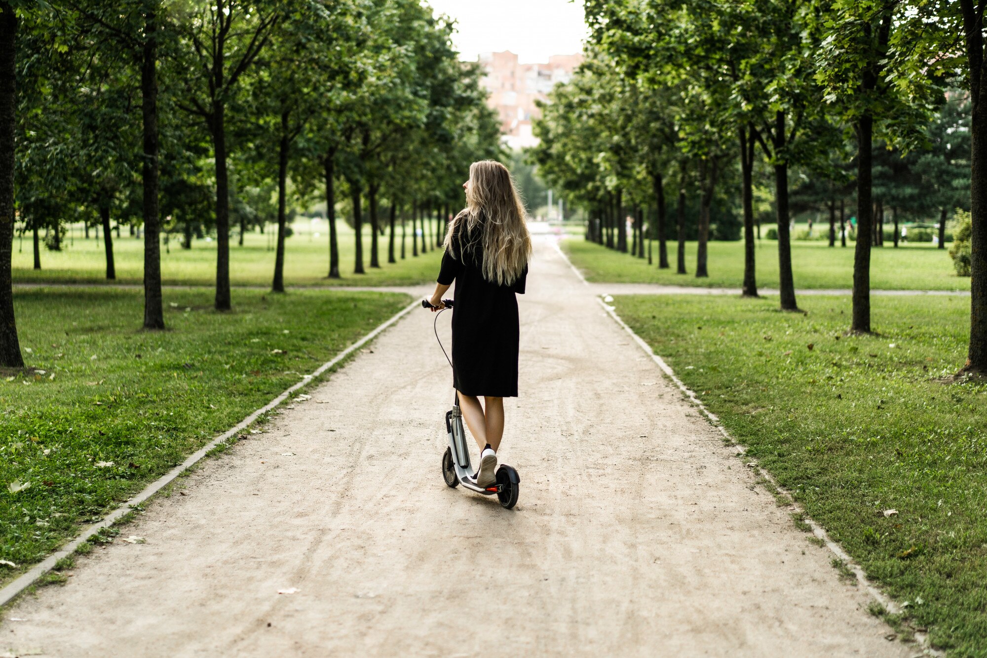Persona caminando por un parque urbano